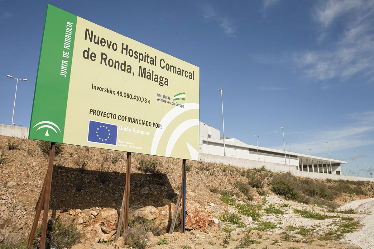 Cartel anunciador situado junto a la carretera de San Pedro y el nuevo hospital comarcal