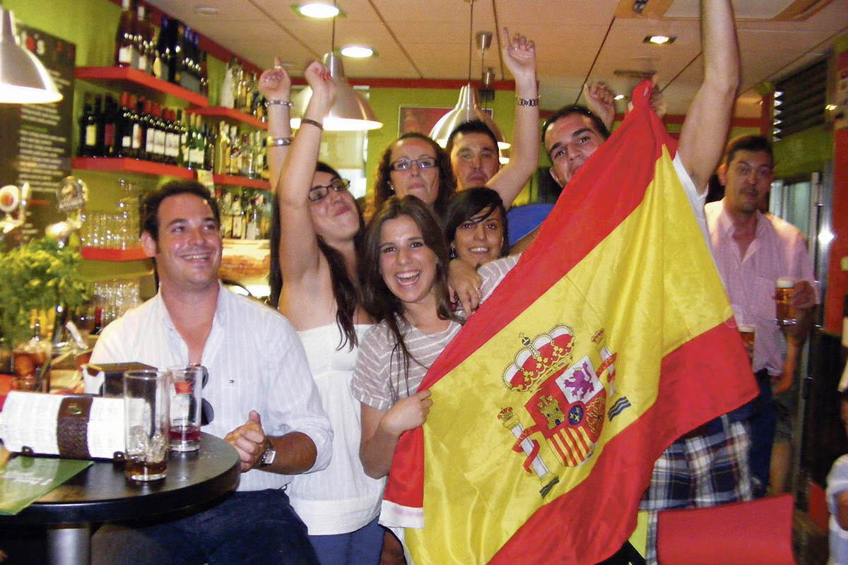 Aficionados rondeños durante un partido de la Selección Española.