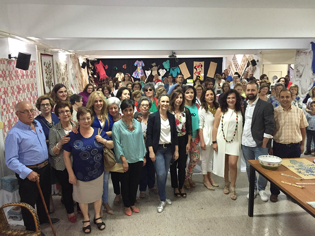 Cultura ofrece una exposición de manualidades de los talleres socioculturales
