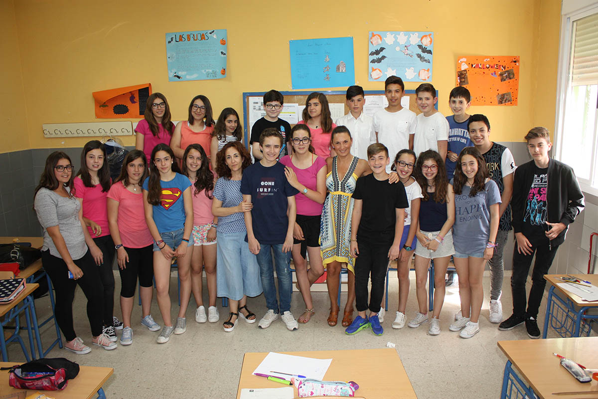 Los alumnos solidarios con su tutora y su profesora de Inglés.