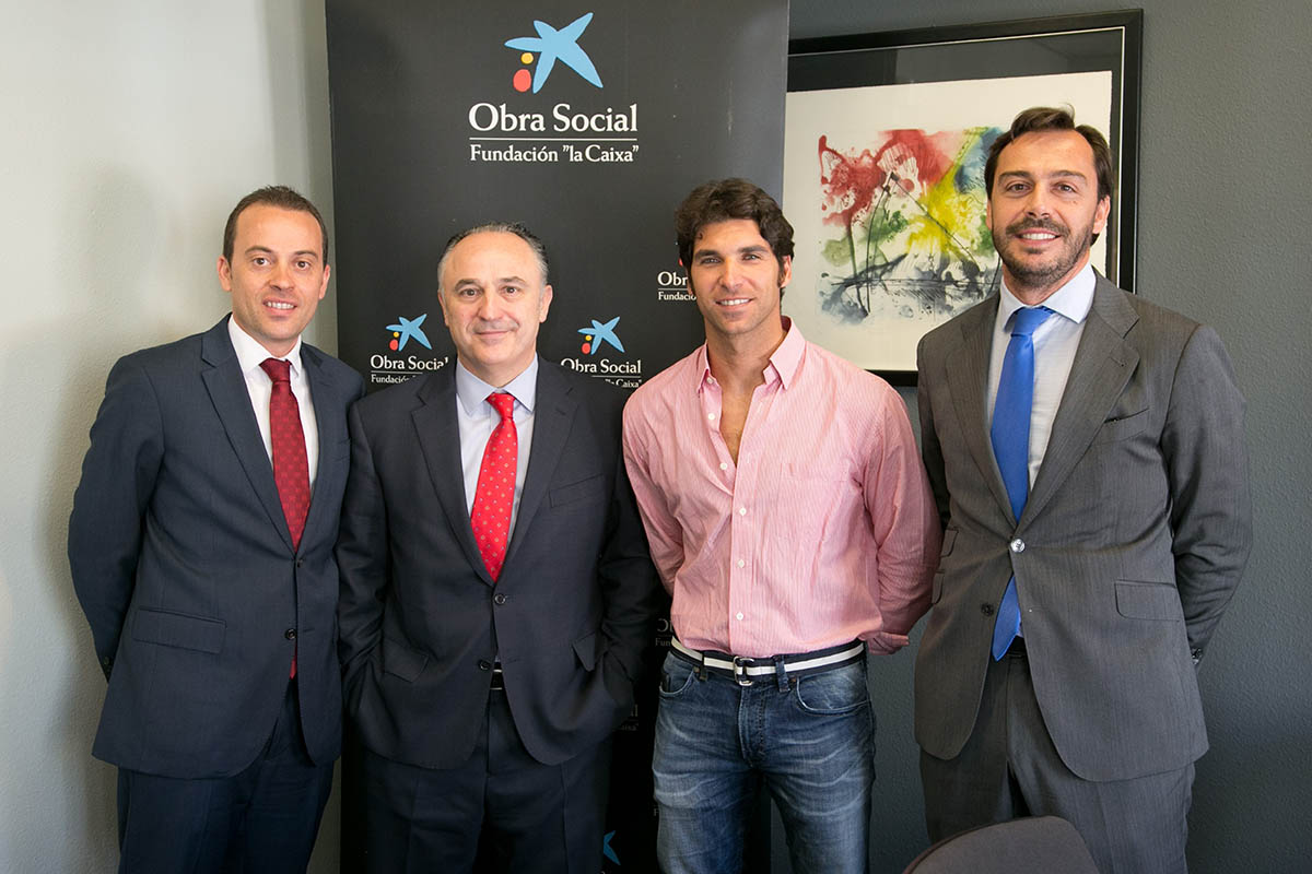 Los respnsables de La Caixa y Cayetano Rivera.