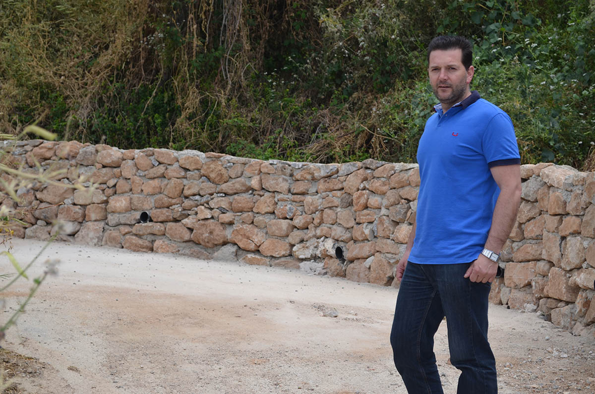 El alcalde de Cartajima muestra las obras realizadas en el camino.