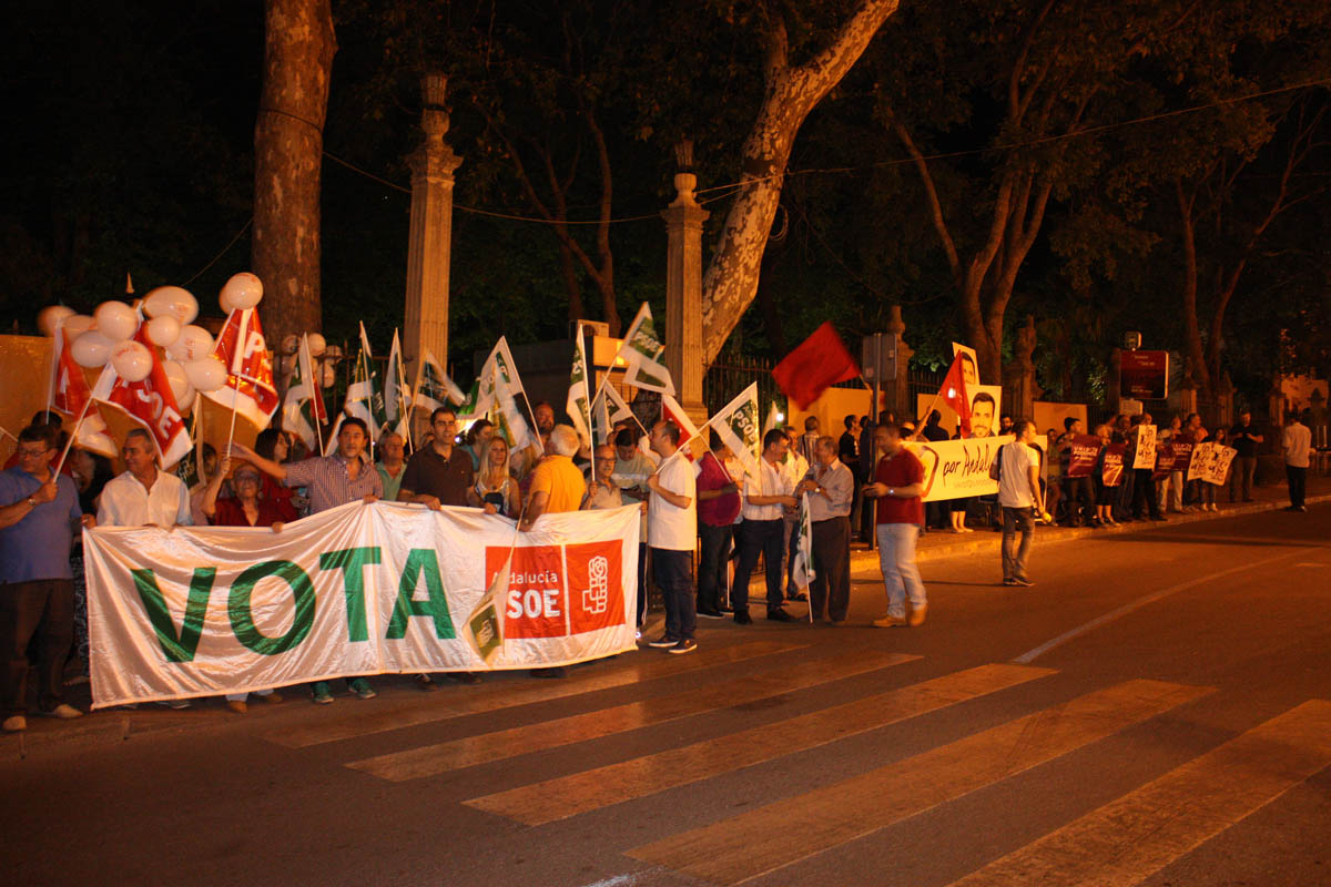 La Alameda del Tajo fue nuevamente el lugar elegido para la primera pegada de carteles.