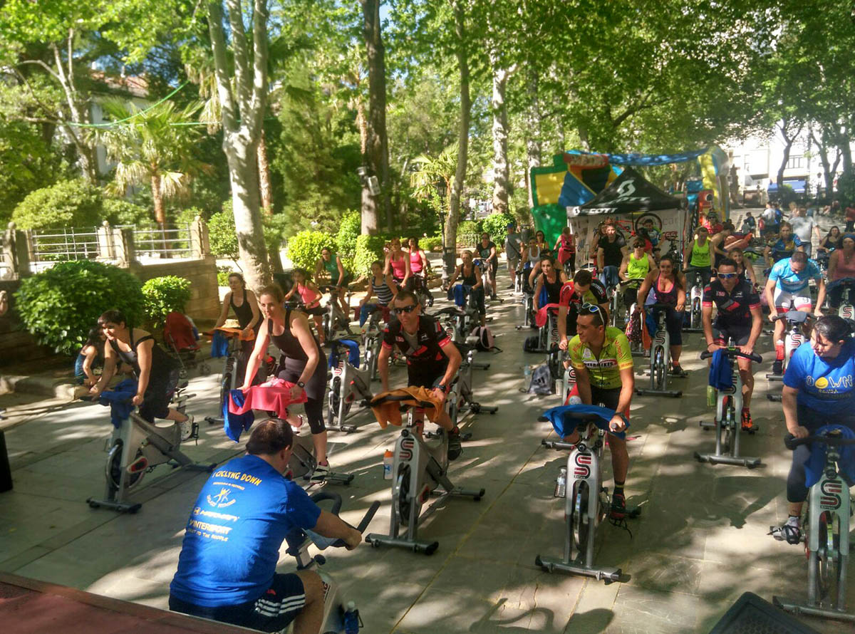 Numerosos ciclistas participaron en esta cita solidaria.