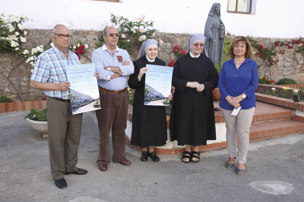 Los organizadores y las responsables de la Residencia de Ancianos.
