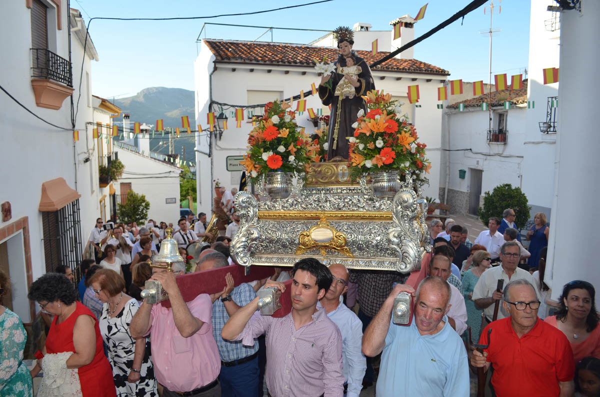 Los vecinos han paseado a San Antonio de Padua por las calles.
