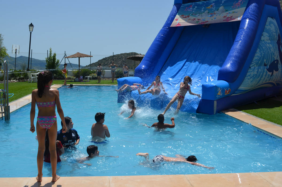 Los alumnos disfrutaron con el agua y otras actividades.