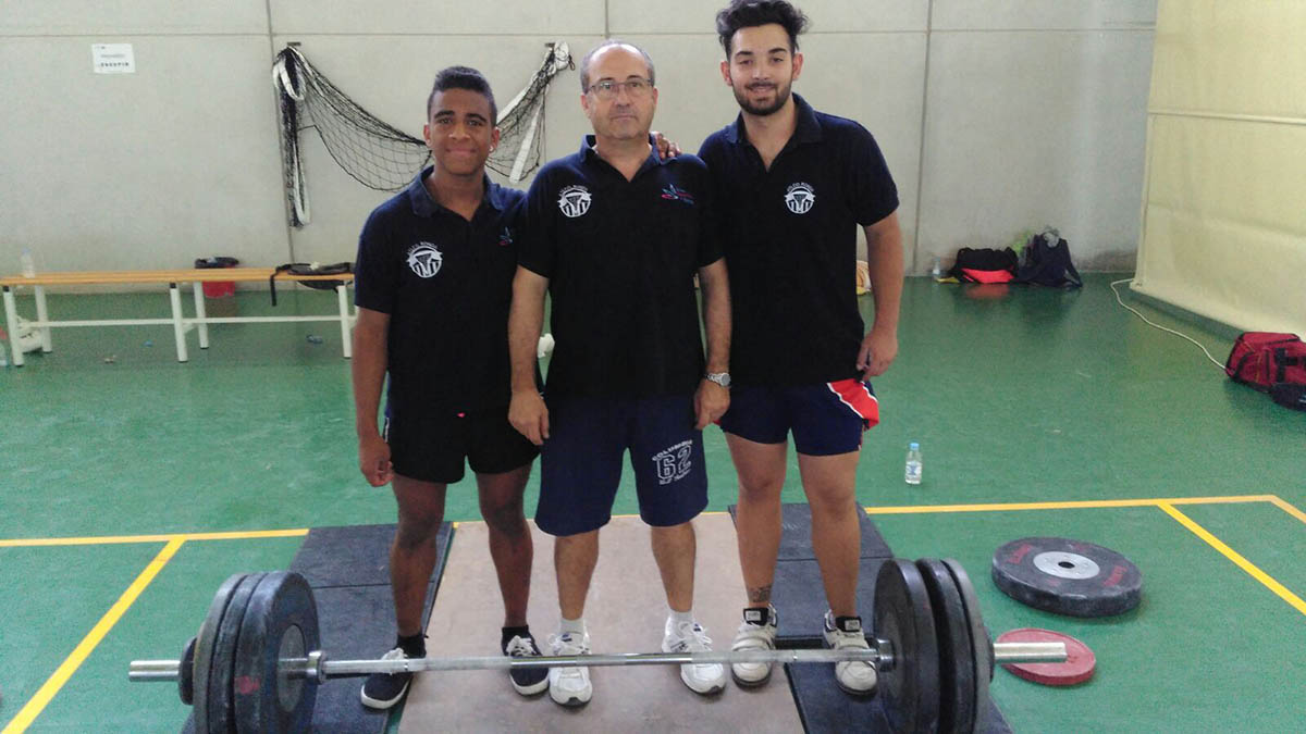 Los dos deportistas junto a su entrenador.