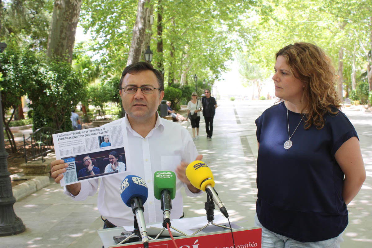 El número uno del PSOE por Málaga junto a la alcaldesa de Ronda.
