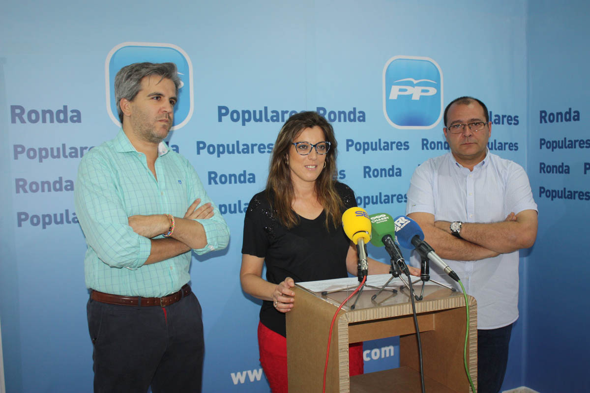 María del Carmen Martínez junto a Juan de Dios Barba y Antonio Arenas.