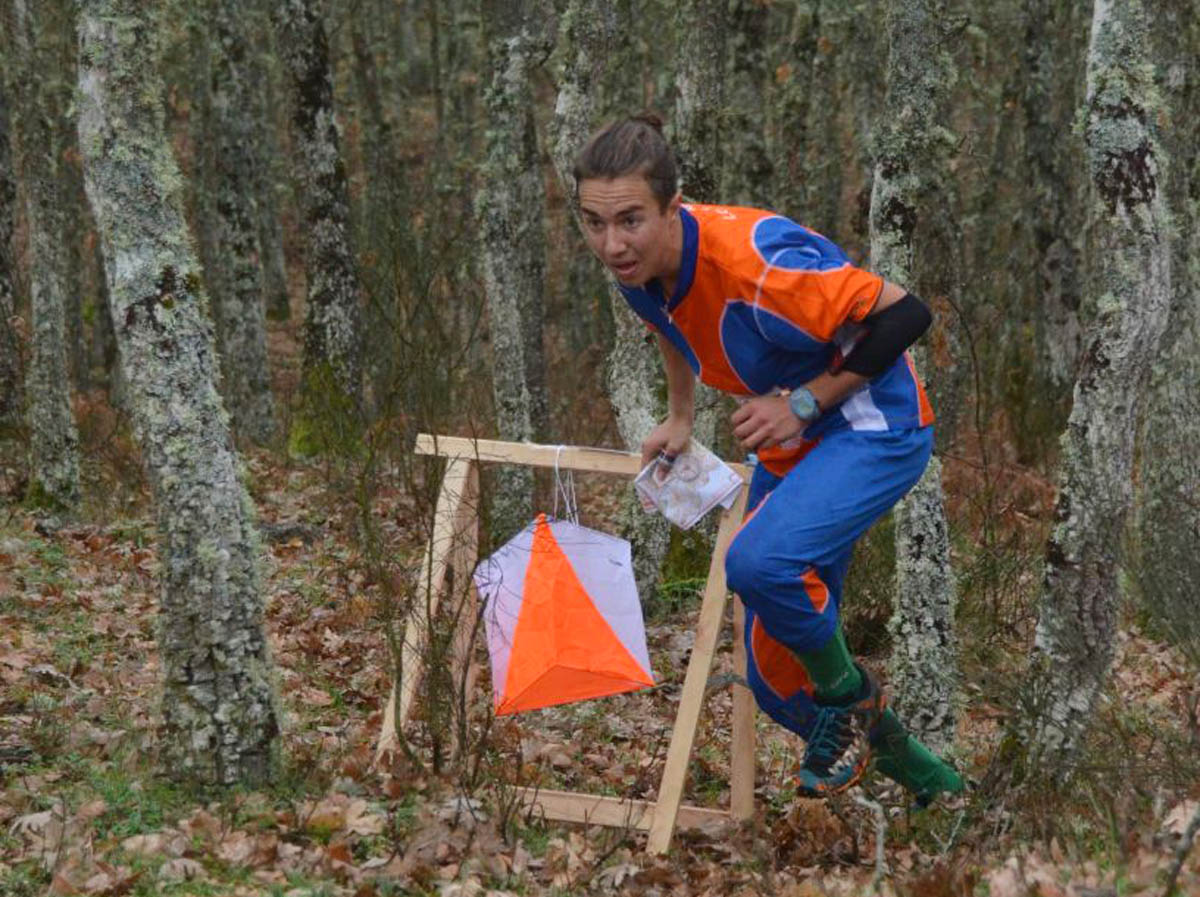 Un deportista en el desarrollo de una prueba de orientación. Foto Archivo.