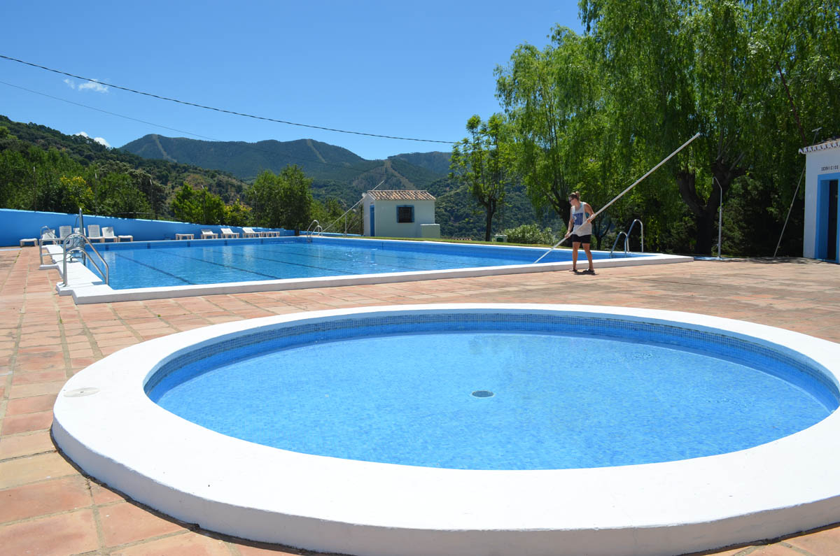 Cuenta con una piscina para pequeños y otra para adultos.