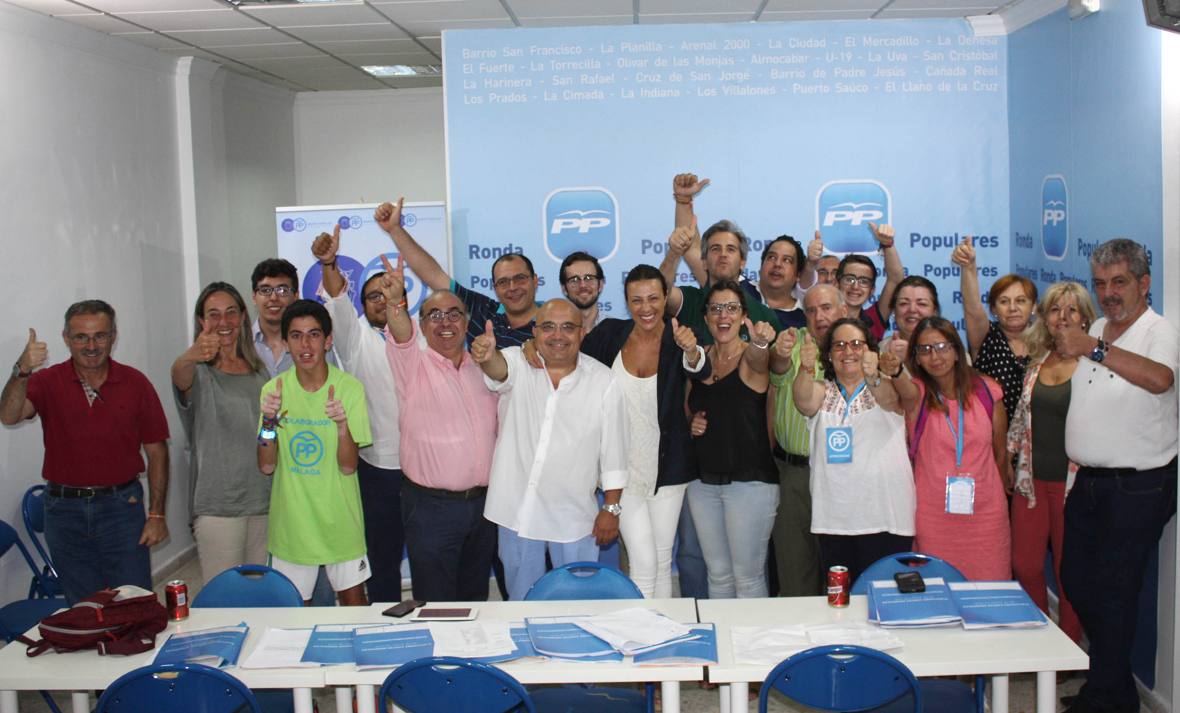 Los populares celebraron su victoria en la sede de la calle Jerez.
