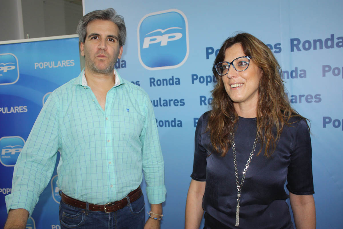 Los concdjales populares Antonio Arenas y Maricarmen Martínez.