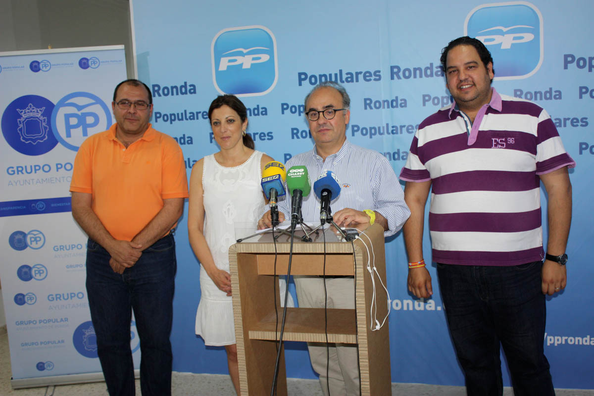 Rueda de prensa en la sede del PP de Ronda para denunciar los incumplimientos del tripartito.