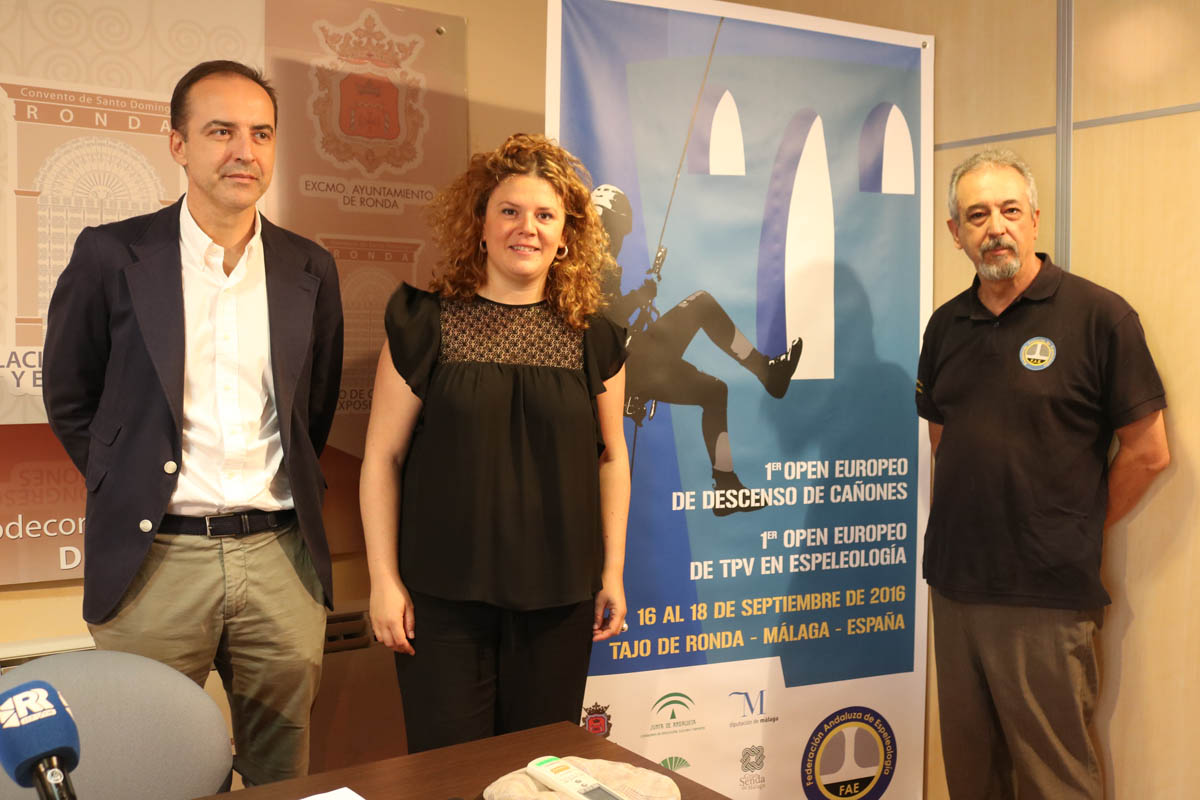 La alcaldesa junto a uno de los organizadores y un representante de Diputación.