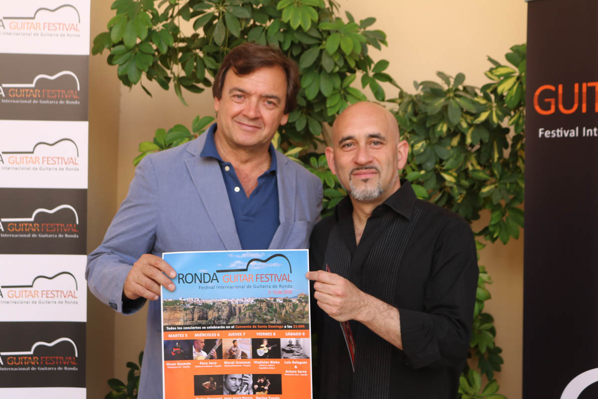 El gerente de Turismo Ronda, Antonio Cabello, y el artista Paco Seco.