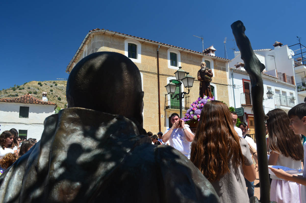 Numerosos vecinos y visitantes acompañan a Fray Leopoldo.