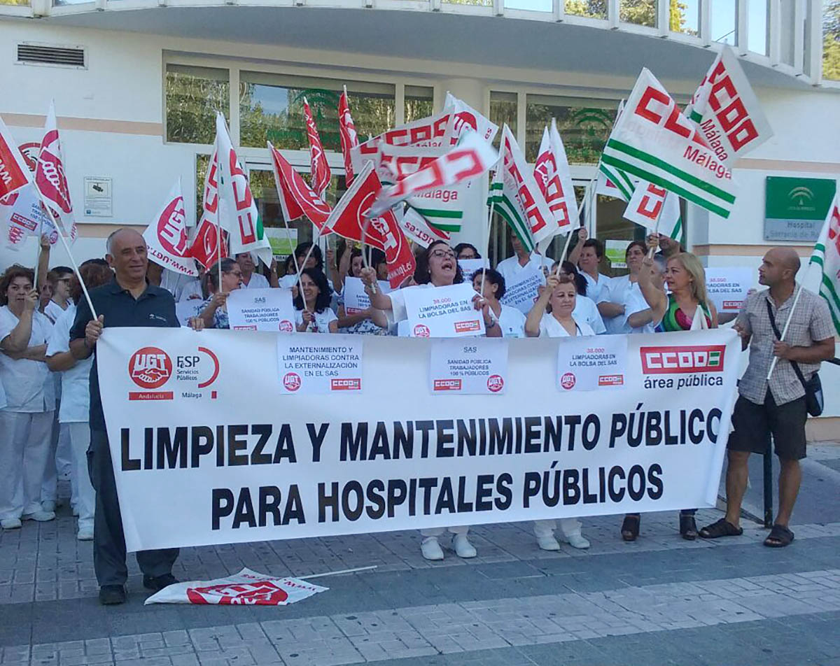 Los trabajadores se han concentrado en las puertas del Hospital.