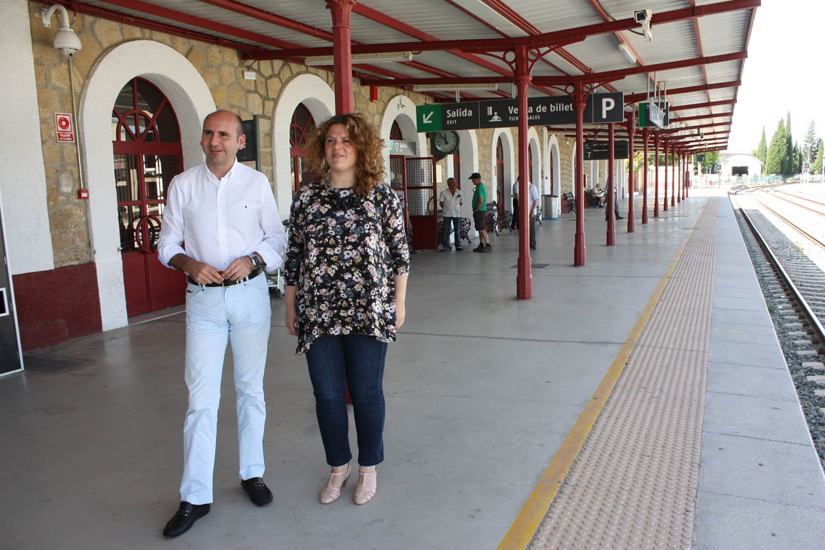 Teresa Valdenebro y Francisco Conejo han ofrecido una rueda de prensa de campaña en la estación del tren.