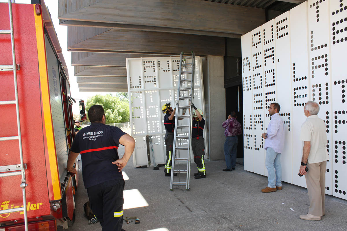 Los bomberos han asegurado y acordonado la zona afectada mientras se repara.