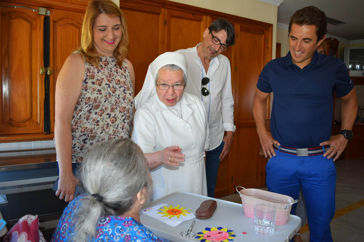 La delegada junto al alcalde, una cuidadora y una usuaria de la residencia.