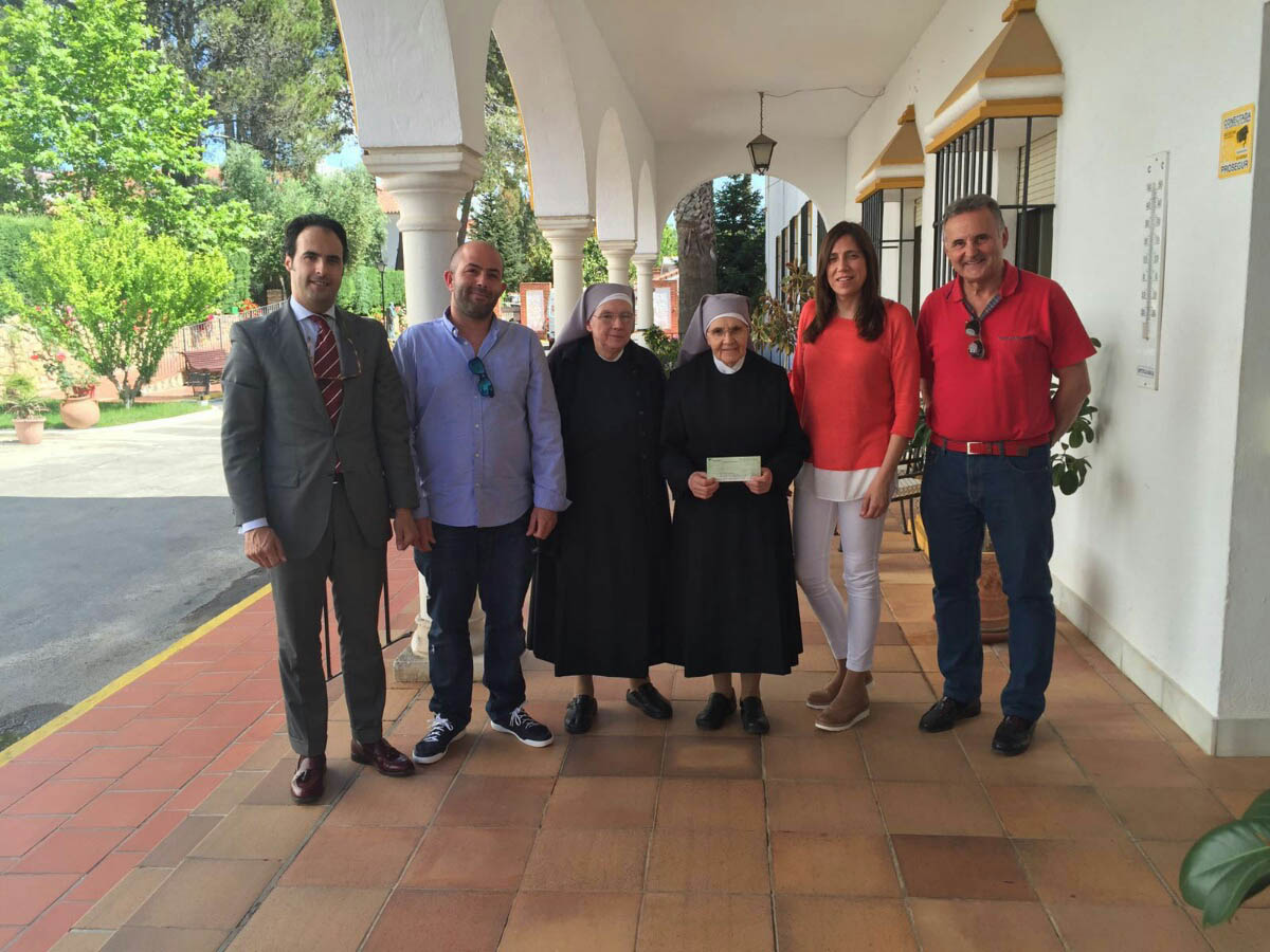 Entrega donativo a colectivos sociales