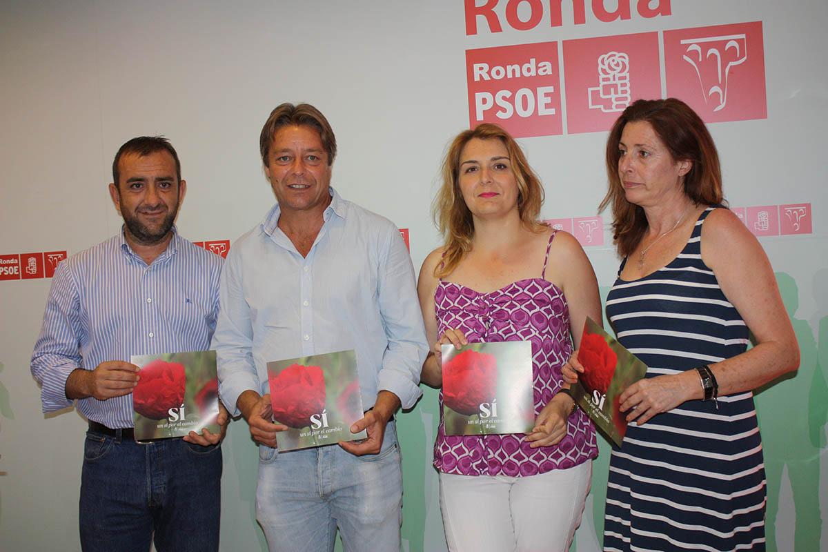La delegada de Salud en el centro, junto a miembros del PSOE.