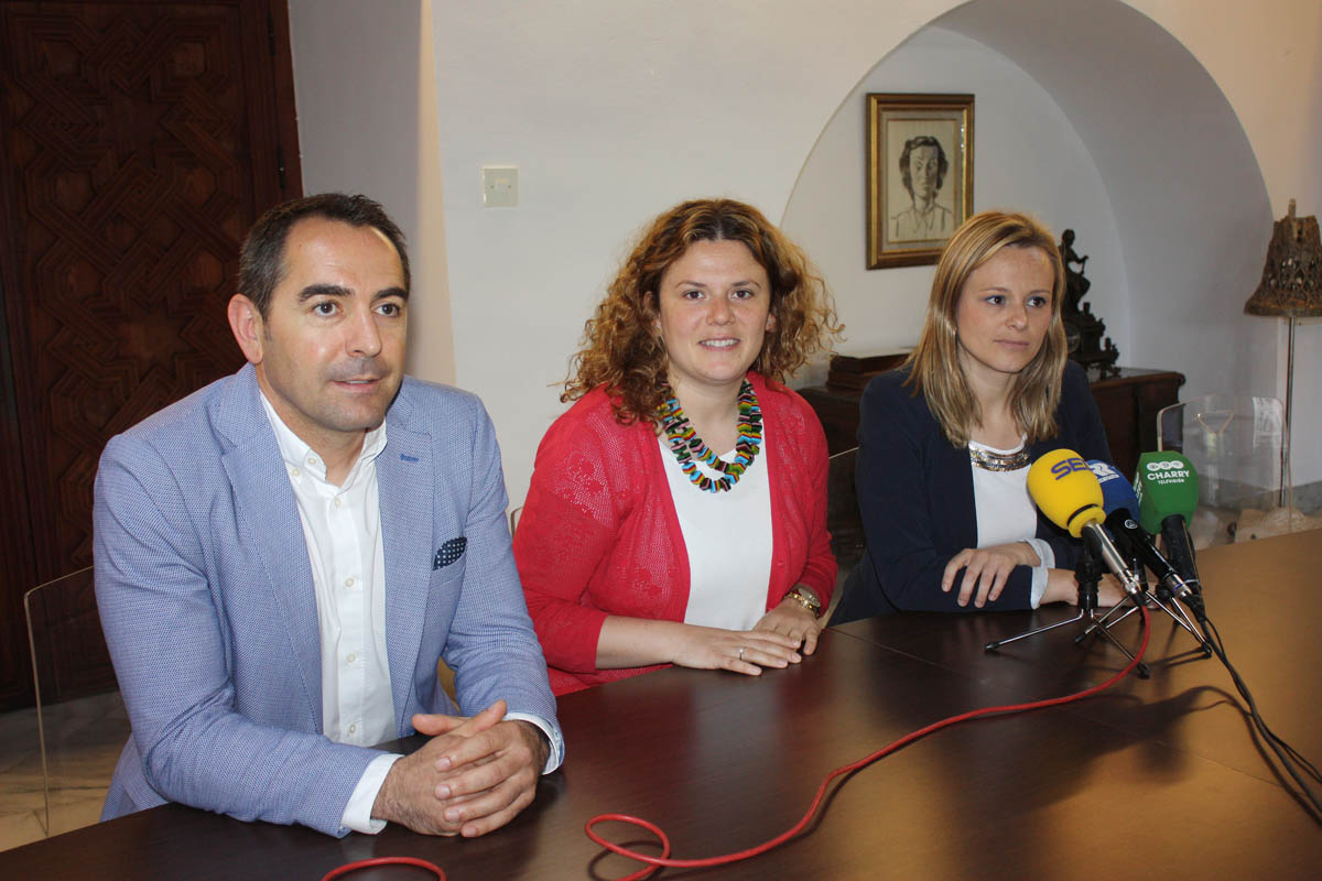 El secretario general de Deporte de la Junta, junto a la alcaldesa y la edil de Deportes.