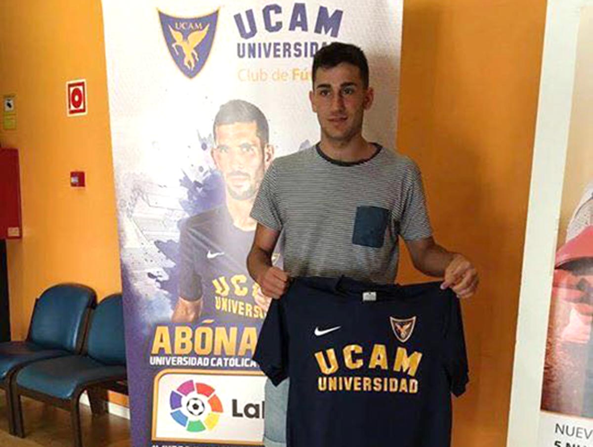 El futbolista con la camiseta de su nuevo equipo.