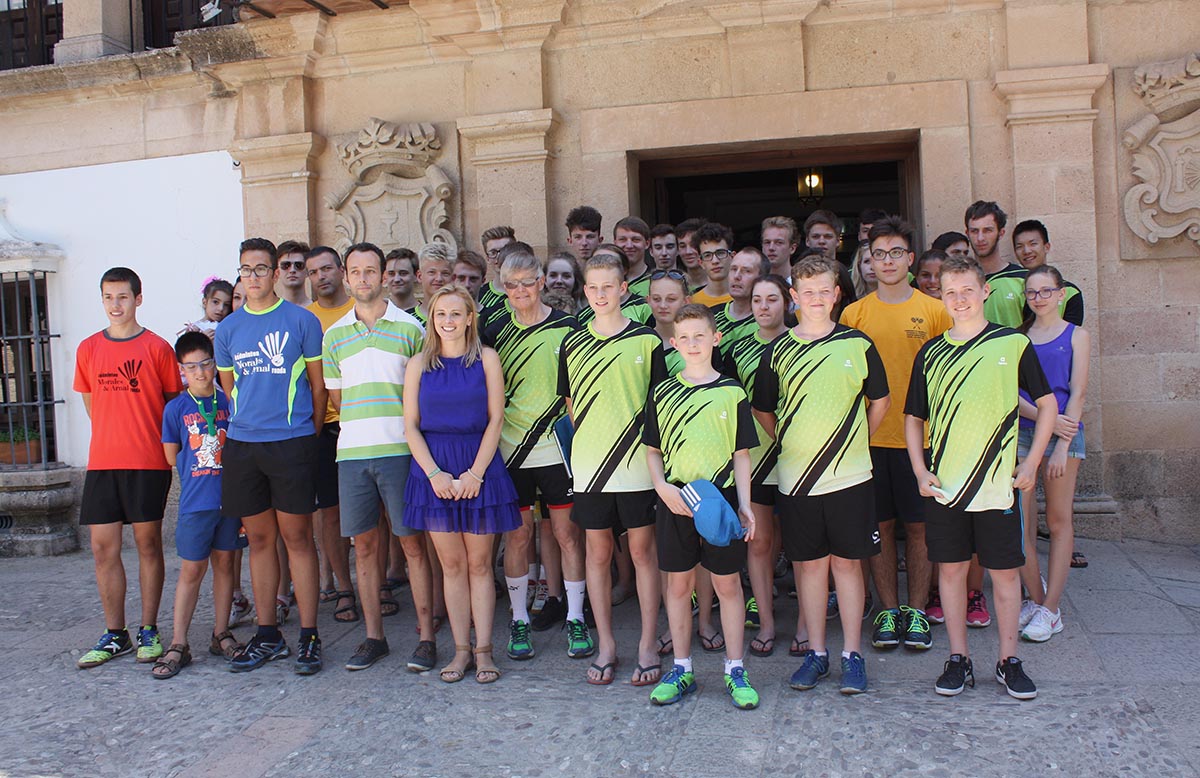 Los deportistas rondeños, italianos e ingleses en el Ayuntamiento.