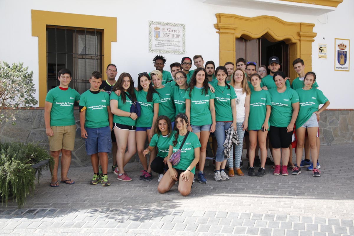 Los jóvenes, además de trabajar en el medio ambiente, realizan actividades complementarias.