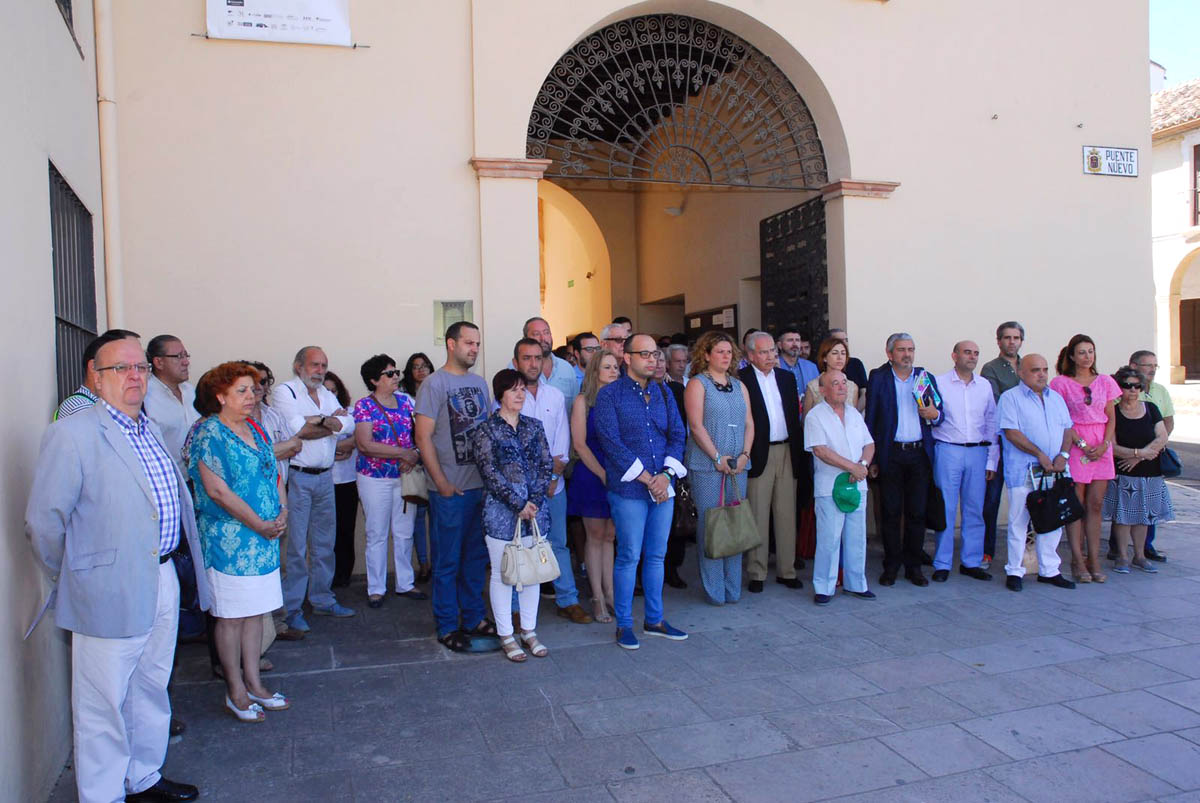 El minuto de silencio y la concentración ha tenido lugar en el Convento de Santo Domingo.