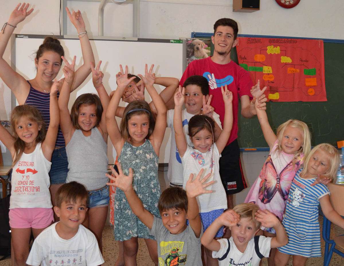 Los alumnos y los monitores de la Escuela de Verano de Cartajima.