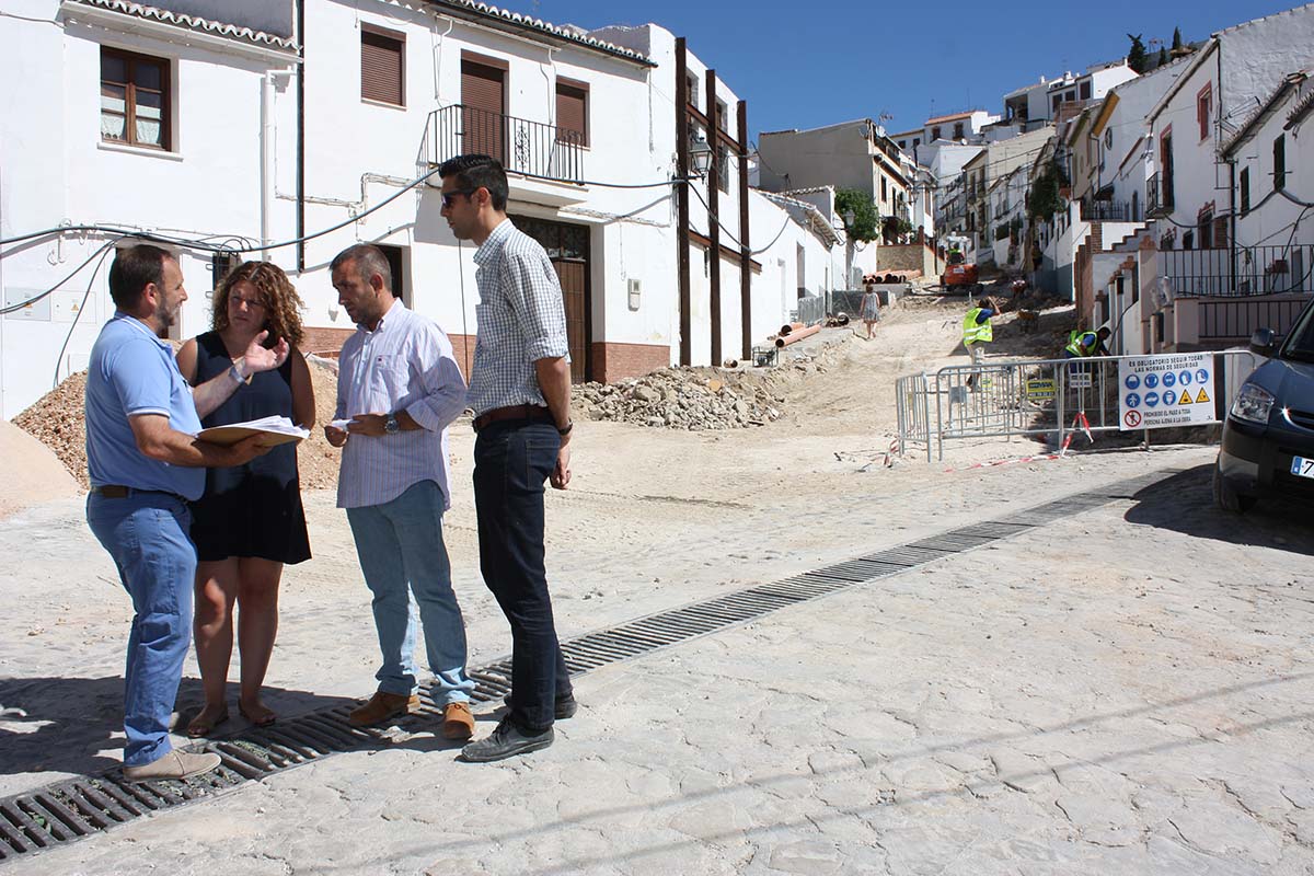 La alcaldesa y el delegado de Obras han visitado la zona donde se realizan los trabajos.