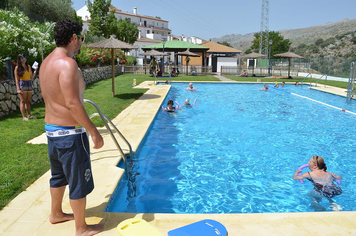 La piscina se encuentra situada en un lugar privilegiado de Parauta.