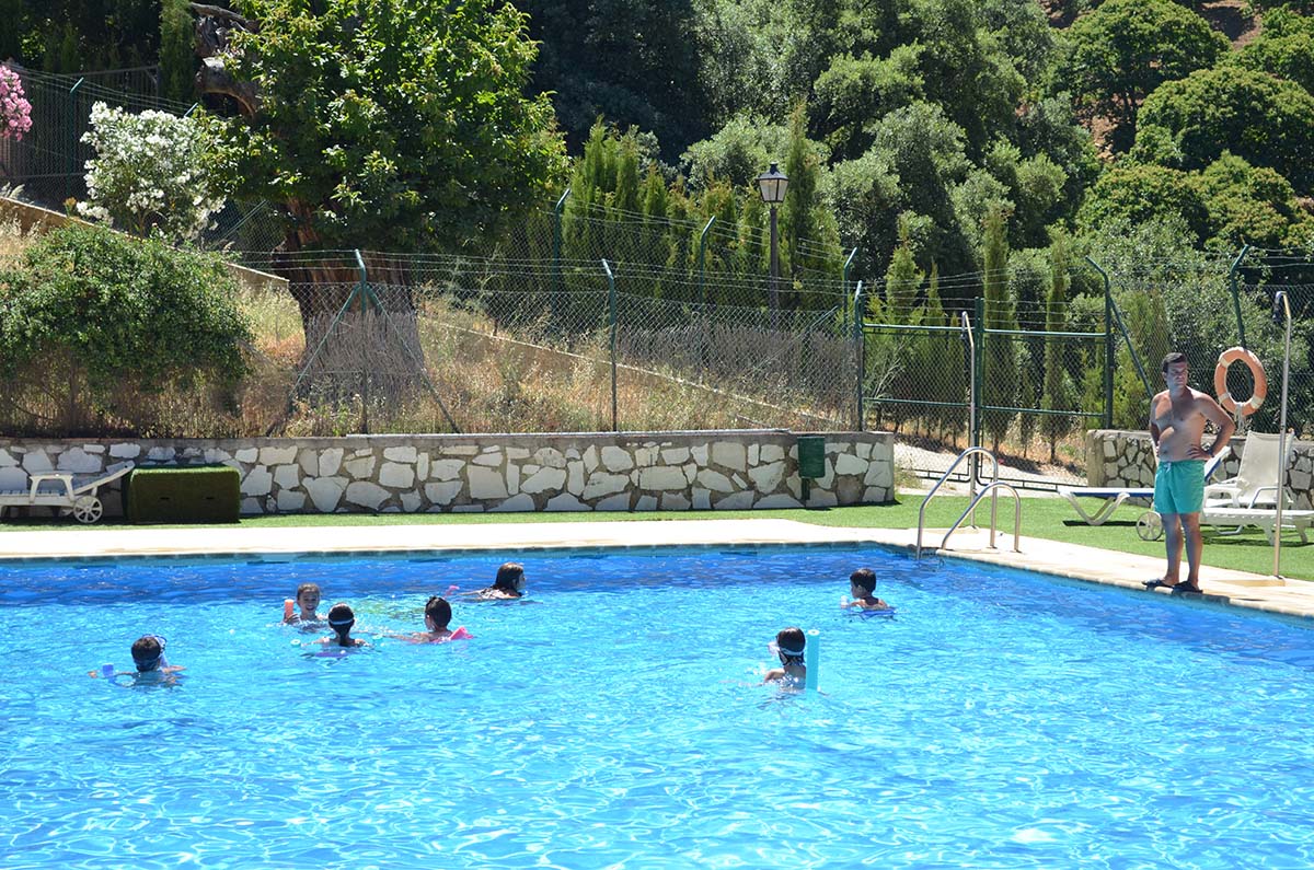 Cursos de natación en la piscina de Pujerra.
