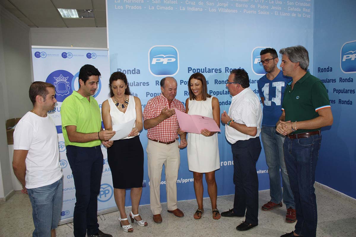 Los alcaldes y concejales del PP han ofrecido una rueda de prensa en Ronda.