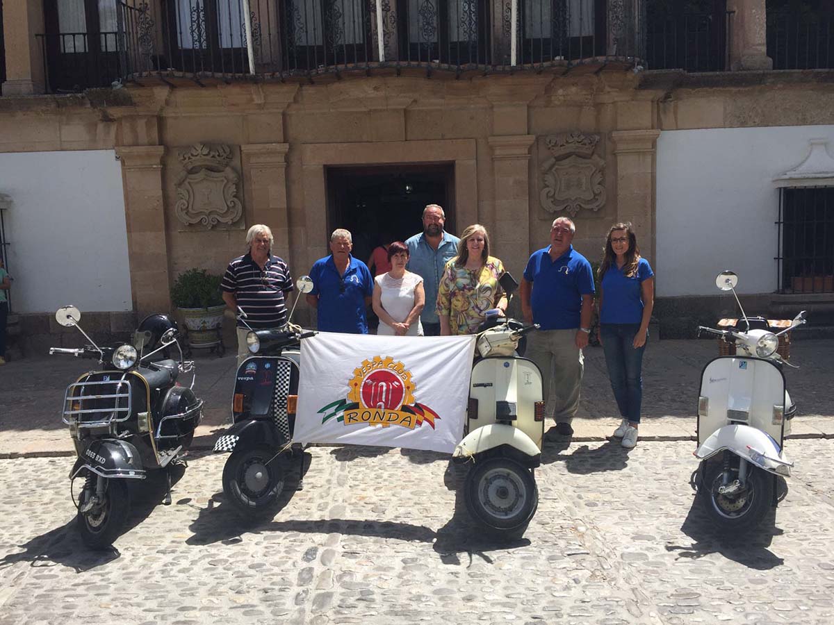 Los responsables del Club con los concejales rondeños.
