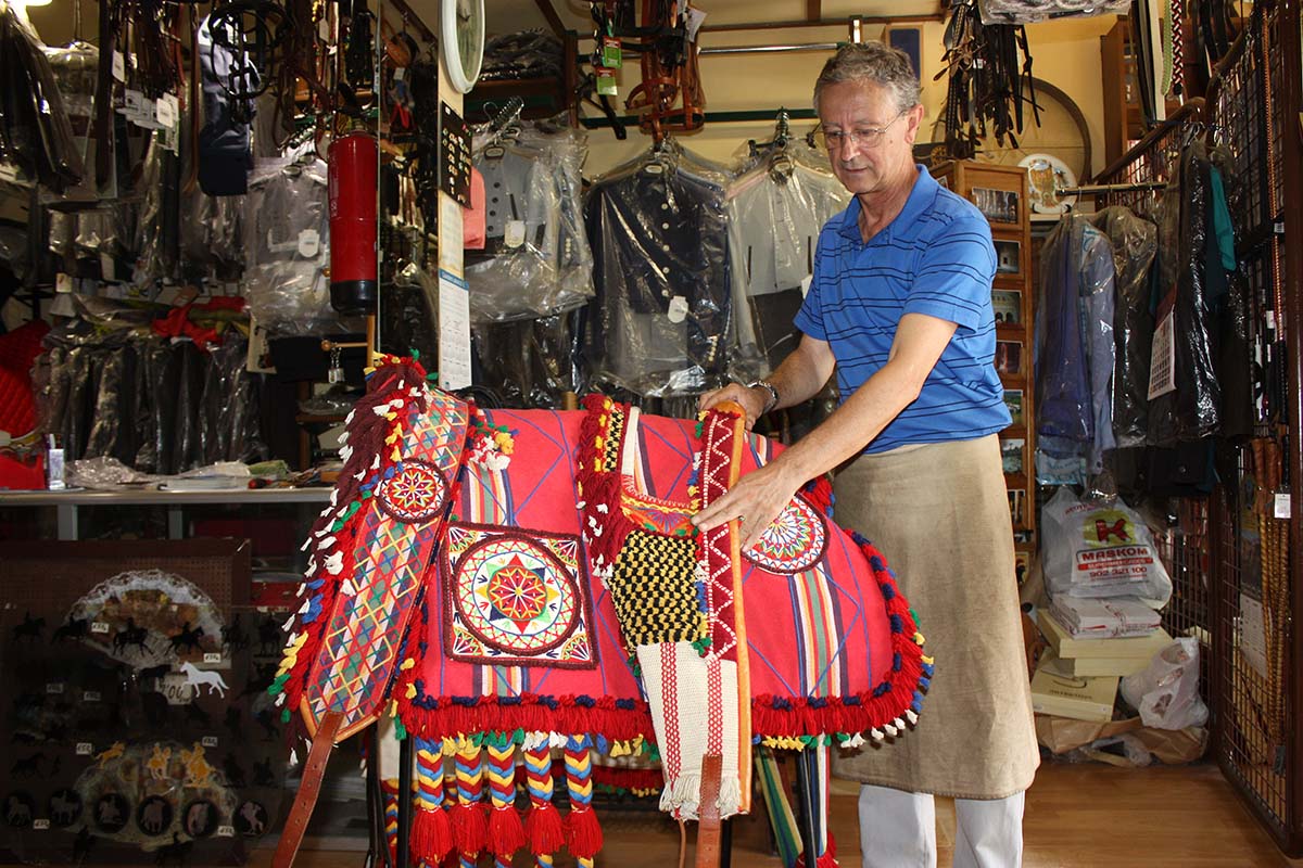 Juan Pinteño, en su taller artesano, nos muestra el último aparejo que ha diseñado.