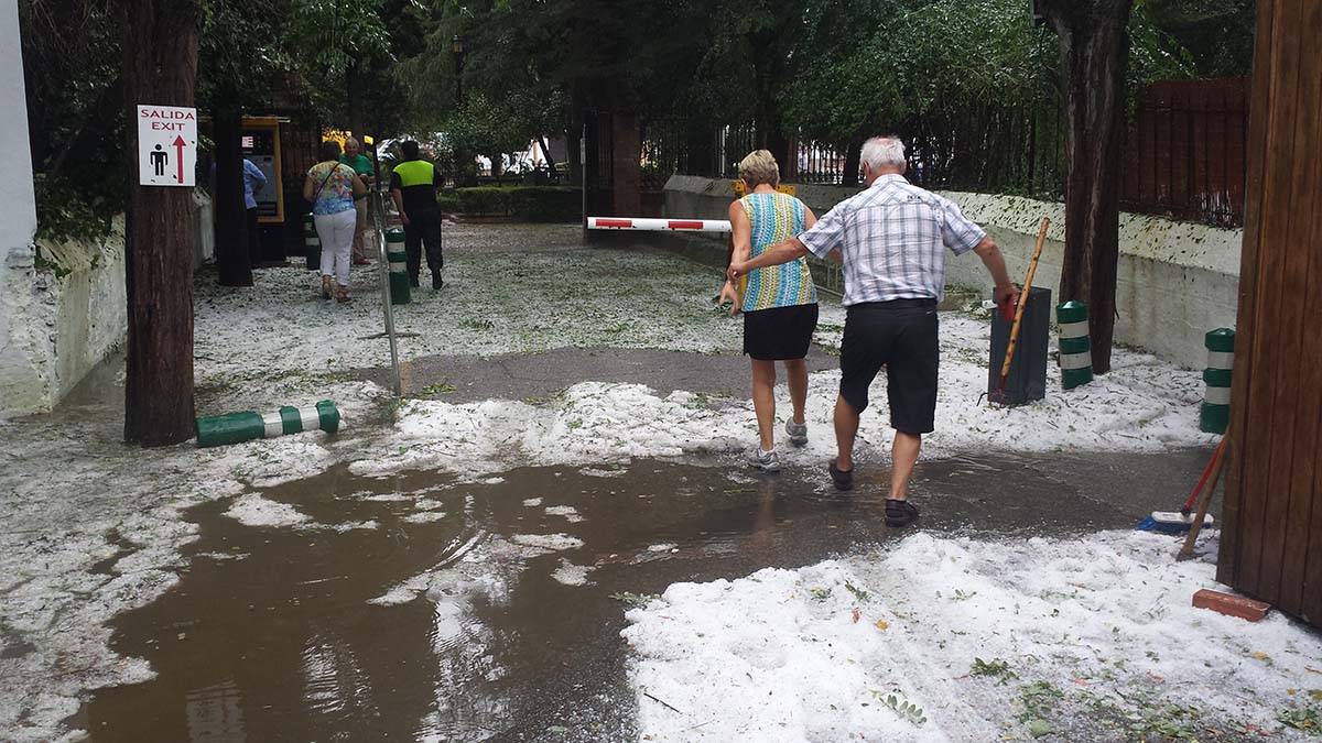 Uno de los aguaceros del otoño, con granizada incluida en el municipio de Ronda.