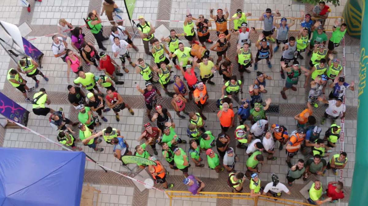 Los corredores en el momento de la salida de la prueba.