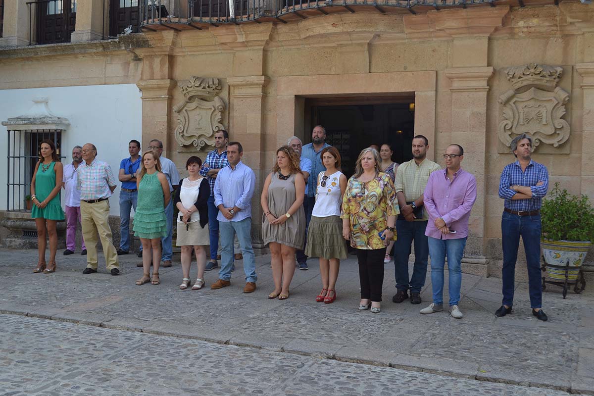 Responsables municipales y ciudadanos en la concentración.