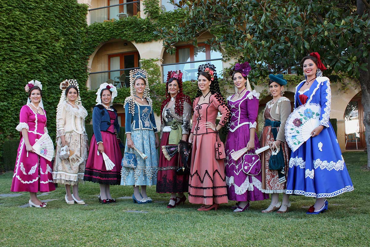 Primera imagen de las Damas Goyescas con los trajes típicos de los festejos.