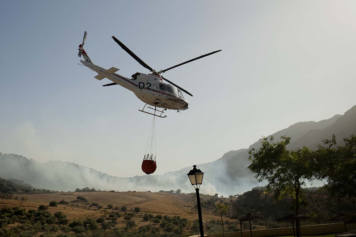 Los trabajos para apagar el fuego han sido muy complicados y han durado más de 28 horas. Foto Javier Flores