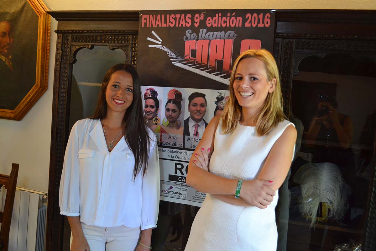 La concejal de Fiestas junto a la ganadora de 'Se llama copla'.