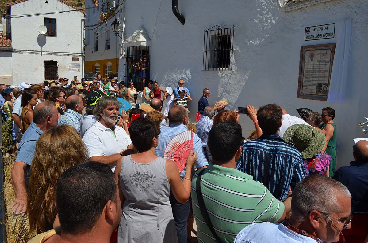 Gran cantidad de vecinos se sumaron al homenaje.