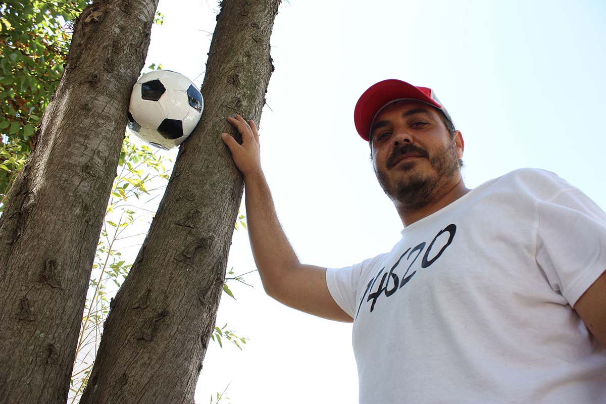 Miguel Ángel Moreno ha colocado diez balones de cerámica en distintos rincones del pueblo.