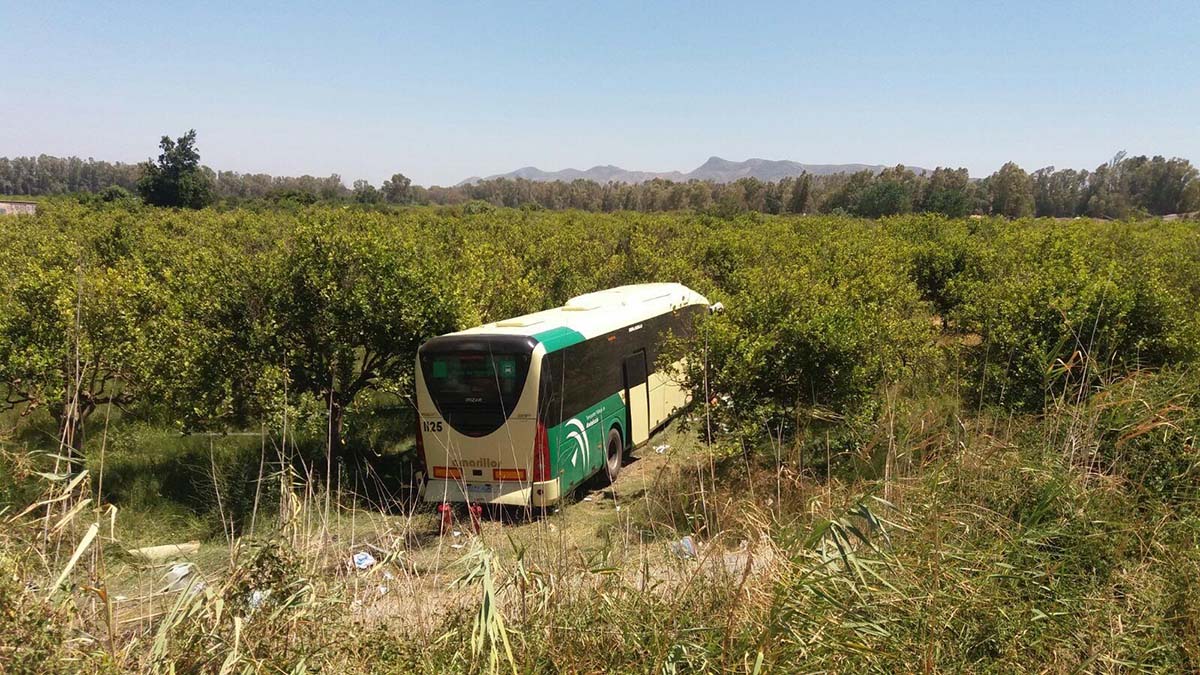 El conductor del autobús lo ha sacado de la calzada para evitar una colisión mayor. Foto Gregorio Torres