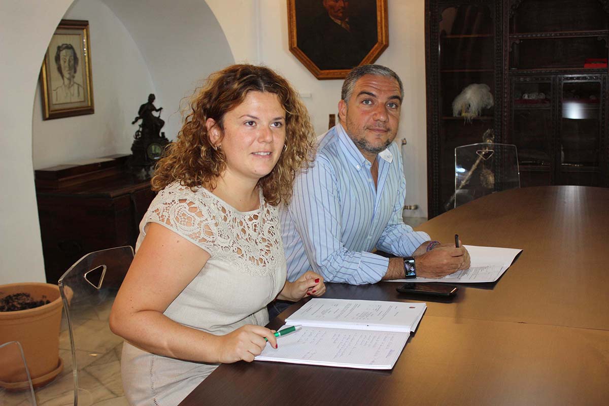 La alcaldesa de Ronda y el presidente del PP de Málaga en una foto de archivo de una reunión mantenida en el Ayuntamiento.